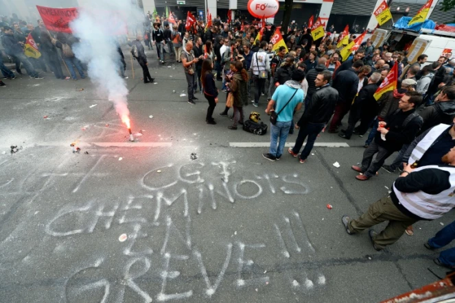 Des cheminots en grève manifestent à Paris le 6 juin 2016