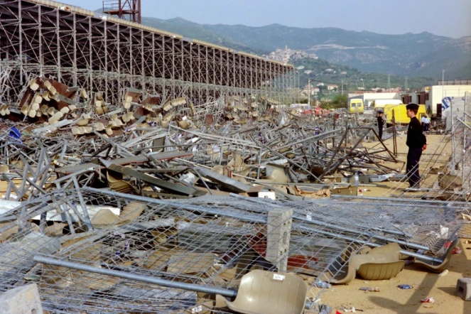 Un CRS observe les décombres après l'effondrement d'une tribune dans le stade de Furiani, avant le match entre Bastia et Marseille, le 5 mai 1992