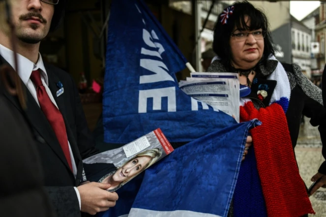 Des partisans de Marine Le Pen distribuent des tracts, le 28 avril 2017 à Caudry