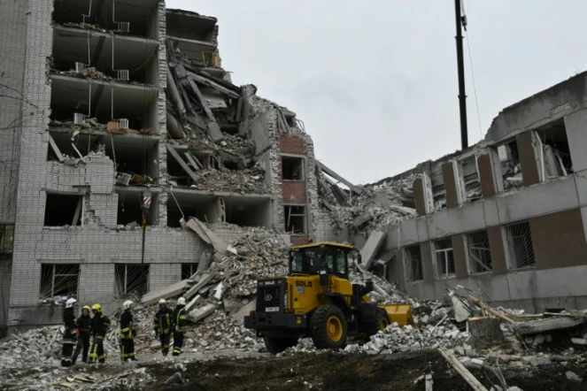 Des sauveteurs déblayent les décombres d'un bâtiment détruit par une attaque de missile russe, le 17 avril 2024 à Tcherniguiv, en Ukraine