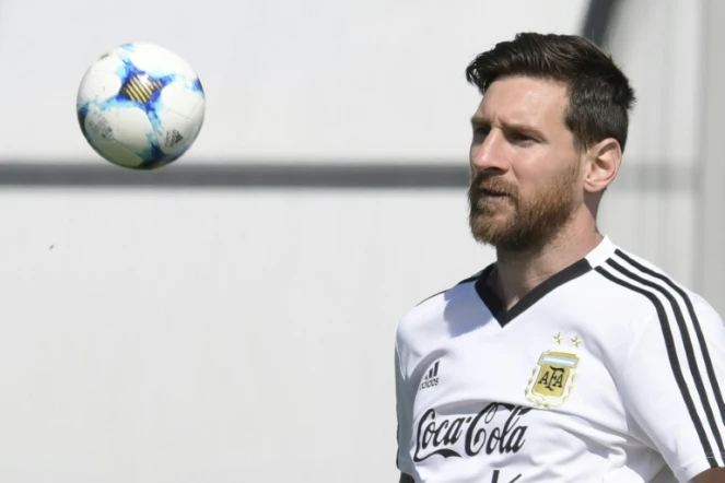 L'attaquant argentin Lionel Messi s'entraîne avec un petit ballon à Bronnitsy le 25 juin 2018 lors du Mondial