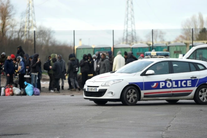 Une voiture de police devant un groupe de migrants à Calais le 2 février 2018