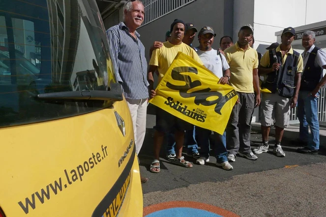 Jeudi 9 juin 2011: Grève des postiers au centre de distribution de courrier de Saint-Denis (photo: Mounice Najafaly)
