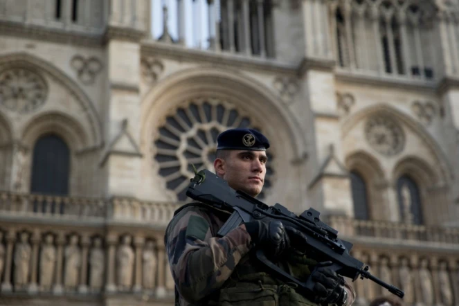 Un soldat du dispositif de surveillance "Sentinelle" devant Notre Dame de Paris, le 30 décembre 2015