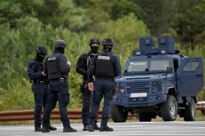 Des policiers à l'entrée du village de Banjska, le 25 septembre 2023 au Kosovo
