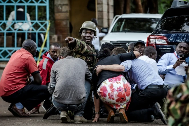 Des militaires protégent des civils, le 15 janvier 2019, près d'un complexe hôtelier de Nairobi, attaqué par des jihadistes.