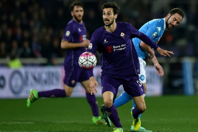 Photo prise le 29 février 2016 montrant le défenseur italien de la Fiorentina, Davide Astori (c), lors d'un match de Serie A face à Naples, à Florence