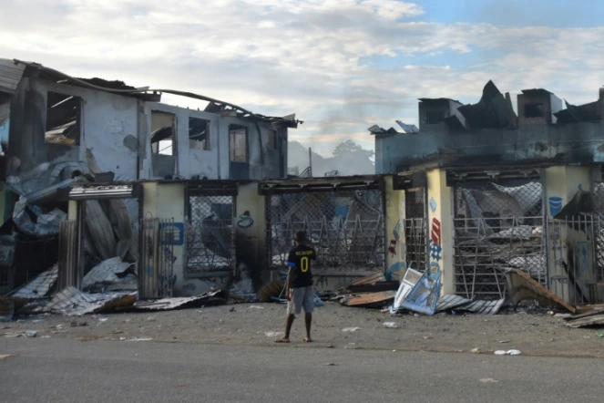 Un homme regarde les dégâts à Honiara le 27 novembre 2021