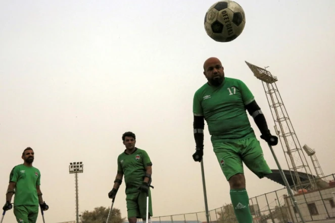 Ces hommes, qui ont perdu un bras ou une jambe dans la guerre et les violences ayant ensanglanté l'Irak, font partie aujourd'hui d'une équipe de football pour amputés, Bagdad le 10 mai 2022