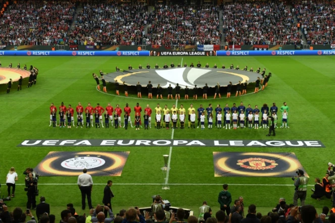 Les équipes de Manchester United et l'Ajax Amsterdam observent une minute de silence à la Friends Arena à Solna, près de Stockholm, le 24 mai 2017