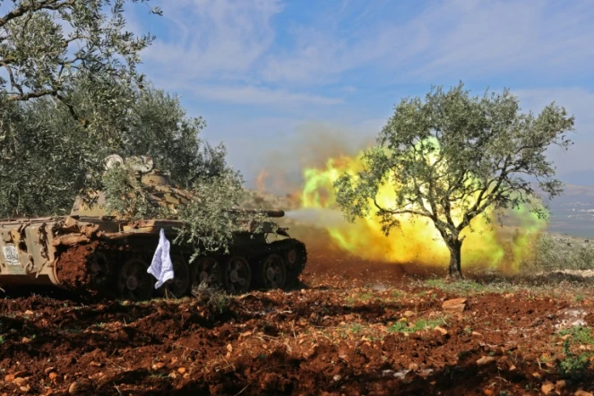 Des rebelles syriens alliés à l'armée turque tirent sur les positions des YPG dans la région d'Afrine, le 19 février 2018