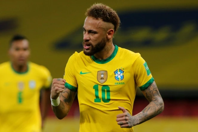 Neymar célèbre son but sur penalty avec le Brésil contre l'Equateur en qualifications au Mondial-2022, à Porto Alegre, le 4 juin 2021