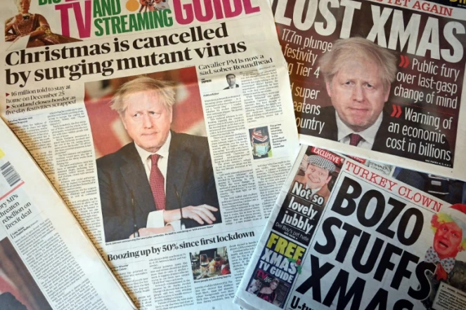 Les Une des journaux britanniques, annonçant les restrictions pour Noël, à Liverpool le 20 décembre 2020