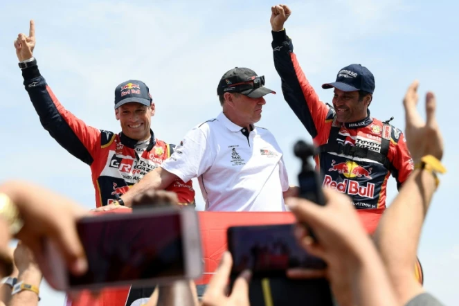 Le Qatari Nasser al-Attiyah (d) et son copilote  Matthieu Baumel célèbrent leur victoire au Dakar 2019, à l'issue de la dernière étape entre Pisco et Lima, au Pérou, le 17 janvier 2019