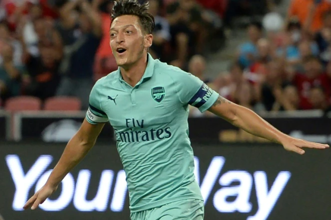 Le joueur allemand d'Arsenal, Mesut Özil, vient d'ouvrir la marque face au Paris Saint-Germain, au cours d'un match amical à Singapour, le 28 juillet 2018 