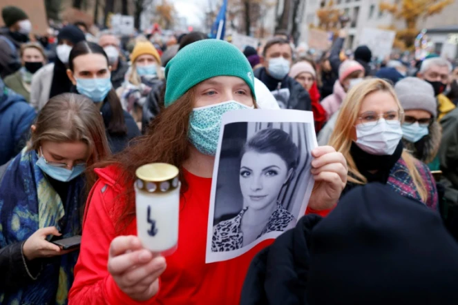 Manifestation le 6 novembre 2021 à Varsovie, après la mort d'une femme enceinte, victime selon les ONG de défense des droits des femmes, de la législation en vigueur depuis le début de l'année, interdisant pratiquement tout avortement