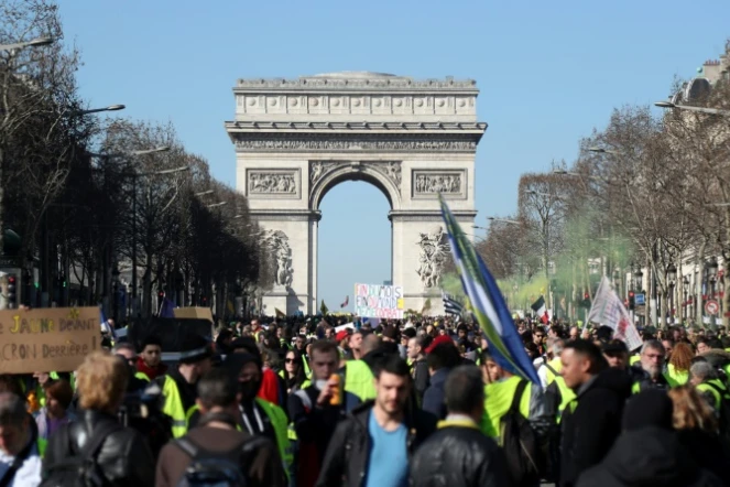 Les "Gilets Jaunes" défilent sur les Champs-Elysées à Paris pour l'acte 15 le 23 février 2019