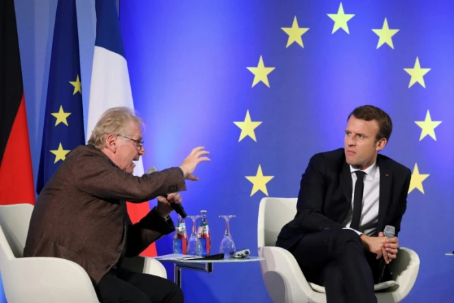 Daniel Cohn-Bendit (g) et Emmanuel Macron (d) lors d'un débat à Francfort, le 10 octobre 2017
