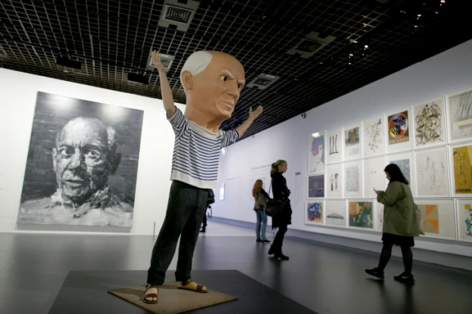 Des visiteurs à l'exposition "Picasso.mania" le 6 octobre 2015 au Grand Palais à Paris