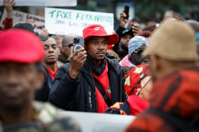 Rodrigue Petitot, à la tête du Rassemblement pour la protection des peuples et des ressources afro-caribéens (RPPRAC), manifeste à Paris contre la vie chère en Outre-mer le 3 novembre 2024