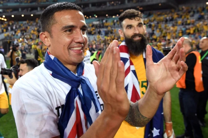 L'attaquant de l'Australie Tim Cahill  applaudit la qualification de son équipe pour le Mondial-2018 après la victoire face au Honduras, le 15 novembre 2017 à Sydney