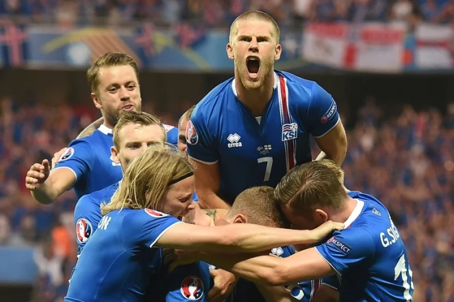 La joie des Islandais après le but de Kolbeinn Sigthorsson contre l'Angleterre à l'Allianz Riviera, le 27 juin 2016 