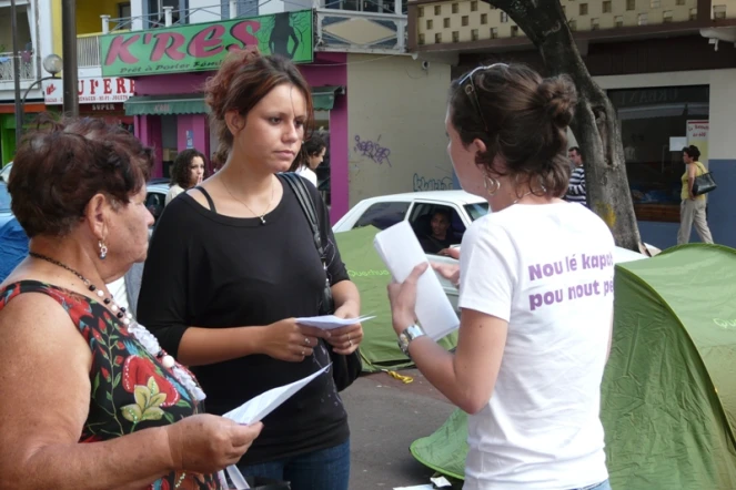 Samedi 25 juin 2011 - Action de sensibilisation aux problèmes de logement par le comité de pilotage du FIJR (Photo Samia Omarjee)
