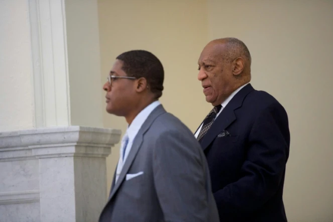 Bill Cosby (à droite) photographié le 5 avril 2018 à Norristown (Pennsylvanie) où son deuxième procès s'ouvre lundi