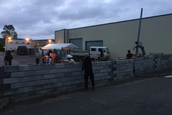 Photo fournie par le "Collectif Séméac" le 24 juillet 2017 montrant un mur en construction devant l'hôtel Formule 1 de Séméac, dans les Hautes-Pyrénées