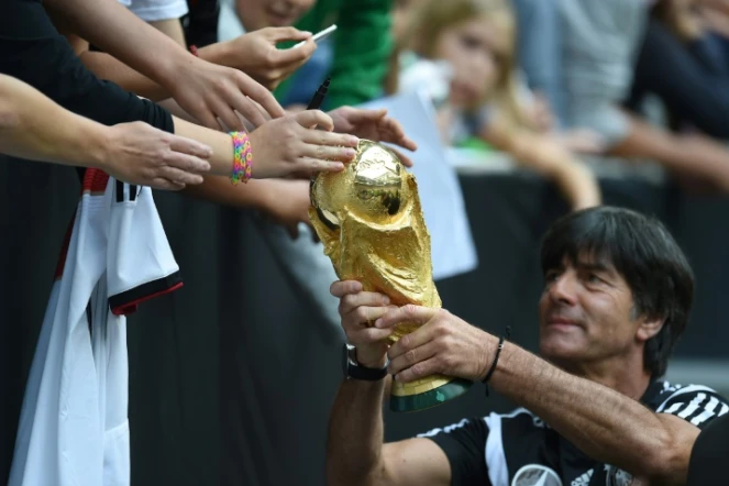 Joachim Löw, sélectionneur champion du monde, présente le trophée remporté par l'Allemagne au Brésil aux supporters présents à Düsseldorf, le 1er septembre 2014
