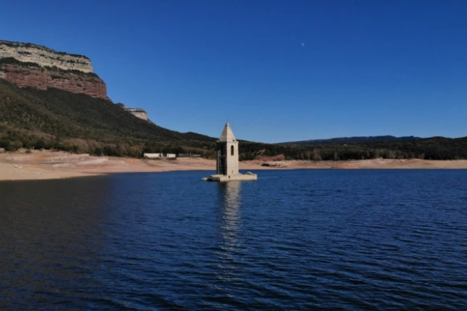 L'église d'un village englouti par un barrage hydraulique émerge, en raison de la sécheresse qui frappe lEspagne, le 10 février 2022 à Vilanova de Sau