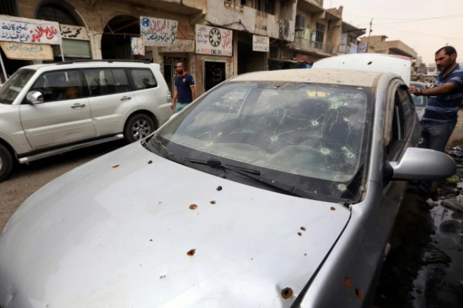 Une voiture criblée d'impacts de balles, dans une rue de Mossoul-Est, le 6 septembre 2017 en Irak