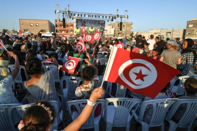 Les supporters tunisiens suivent sur écran géant à Mellassine, un quartier populaire de Tunis, le match Tunisie-Panama, le 28 juin 2018