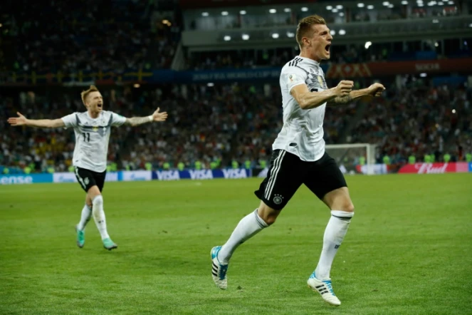 Toni Kroos exulte après avoir offert la victoire à l'Allemagne face à la Suède dans le groupe F du Mondial à Sotchi, le 23 juin 2018