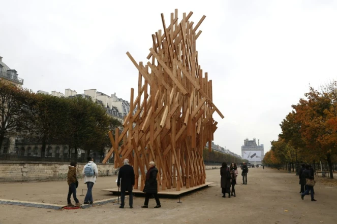 Une scupture de l'artiste japonais Kengo Kuma aux Tuileries pour "La FIAC hors les murs" à Paris le 20 octobre 2015
