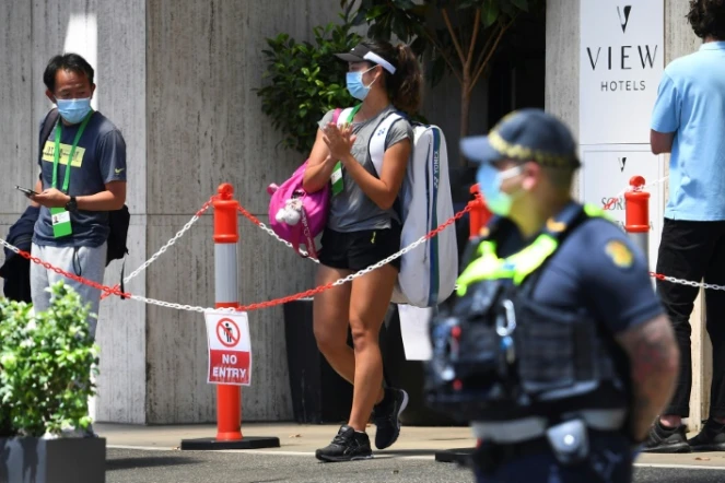 Une joueuse de tennis quitte son hôtel de Melbourne, où elle doit observer une quatorzaine, pour aller s'entraîner, le 19 janviuer 2021