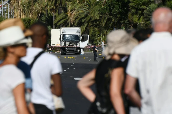 Des vacanciers  sur la Promenade des Anglais le 15 juillet 2016 à Nice au lendemain de l'attaque terroriste qui a fait 84 morts