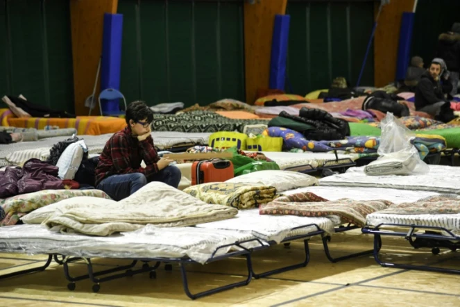Des habitants de Montereale évacués après des puissants séismes dans une tente à Montereale, dans un centre de l'Italie, le 18 janvier 2017