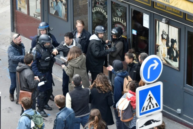 Alexandre Benalla, ancien collaborateur d'Emmanuel Macron, (capuche grise) lors d'une manifestation, le 1er mai 2018 à Paris