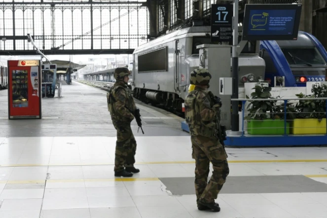 Des militaires patrouillent gare d'Austerlitz à Paris le 14 novembre 2015