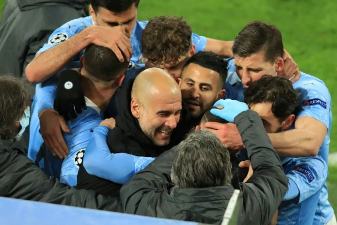 La joie de l'entraîneur espagnol de Manchester City, Pep Guardiola, et de ses joueurs, après un but marqué contre Dortmund, lors du quart de finale retour de la Ligue des Champions, le 14 avril 2021 à Dortmund