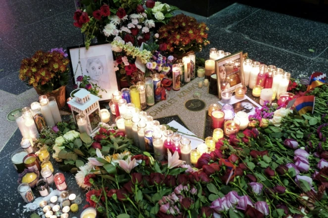Des fleurs et des bougies déposées sur l'étoile de Charles Aznavour à Hollywood le 1er octobre à Los Angeles