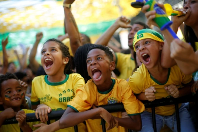 Les supporters du Brésil fous de joie à Rio après la qualification en quarts de finale du Mondial le 2 juillet 2018