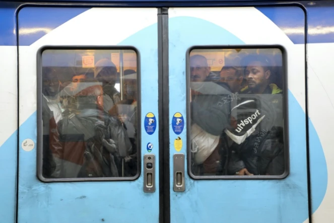 Des voyageurs dans un train bondé, gare de Lyon à Paris le 3 avril 2018