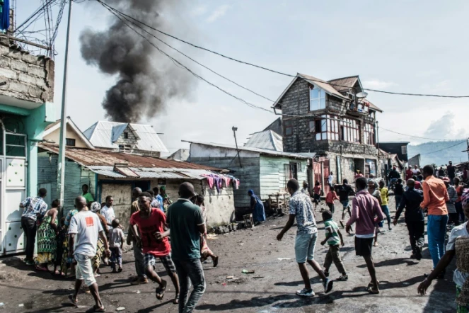 Des habitants de Goma réagissent à la chute d'un petit avion sur un quartier de la ville de l'est de la RDC, le 24 novembre 2019.
