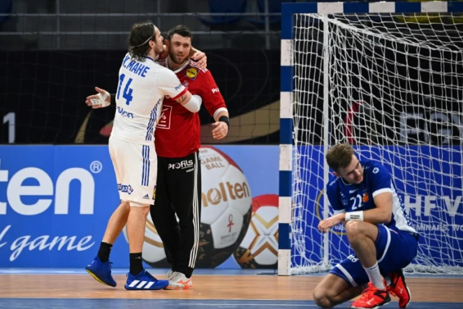 L'arrière centre Kentin Mahé félicite son gardien Yann Genty, après la victoire de la France face à l'Islande (28-26), lors du Mondial de handball, le 22 janvier 2021 dans la Ville du 6 Octobre, un faubourg proche du Caire