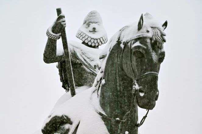 La statue de Philippe III couverte de neige sur la Plaza Mayor à Madrid le 9 janvier 2021