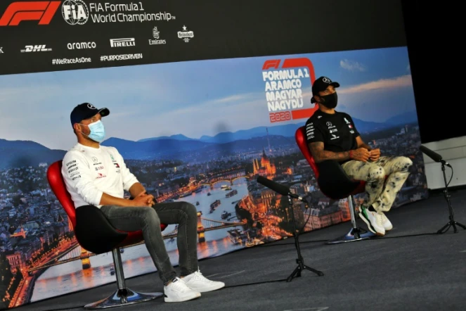 Les pilotes Mercedes Valtteri Bottas et Lewis Hamilton lors d'un point presse au Hungaroring, le 16 juillet 2020, veille des essais du GP de Hongrie