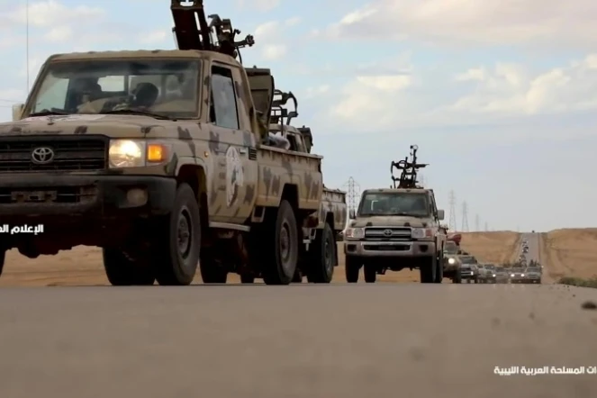 Capture d'écran d'une vidéo diffusée le 4 avril 2019 sur la page Facebook du "bureau des médias" de l'Armée nationale libyenne (ANL), montrant selon elle un convoi militaire de l'ANL en direction de Tripoli