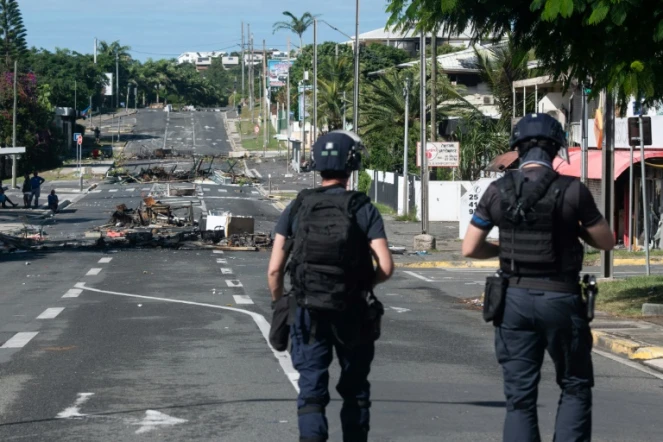 La police patrouille dans le district de Magenta à Nouméa, en Nouvelle-Calédonie, le 18 mai 2024